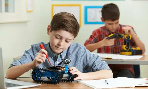 Programowanie dla dzieci — od bloków do kodu tekstowego. Jak dobrać etap?